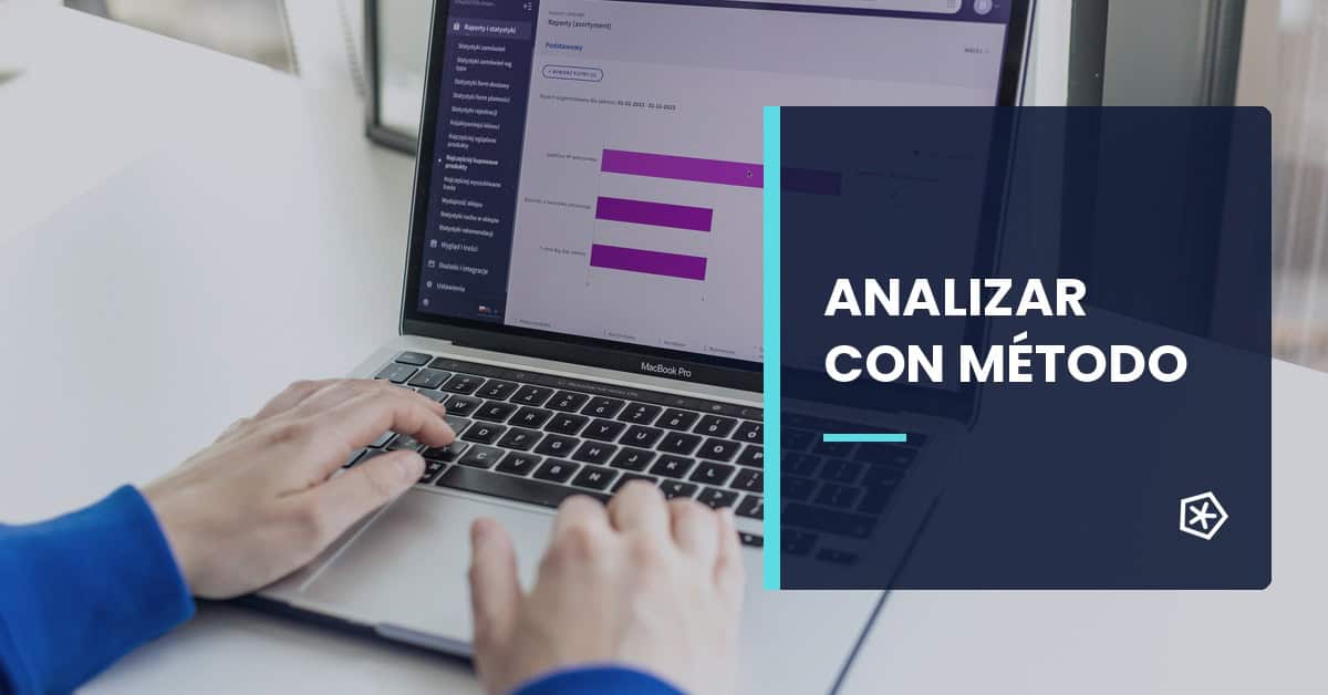 Profesional revisando un panel para aplicar una metodología de análisis web