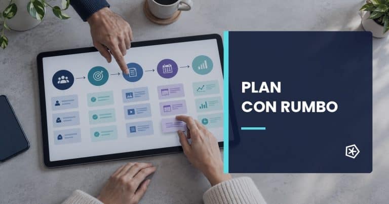 Plan de estrategia en redes sociales organizado en una tableta