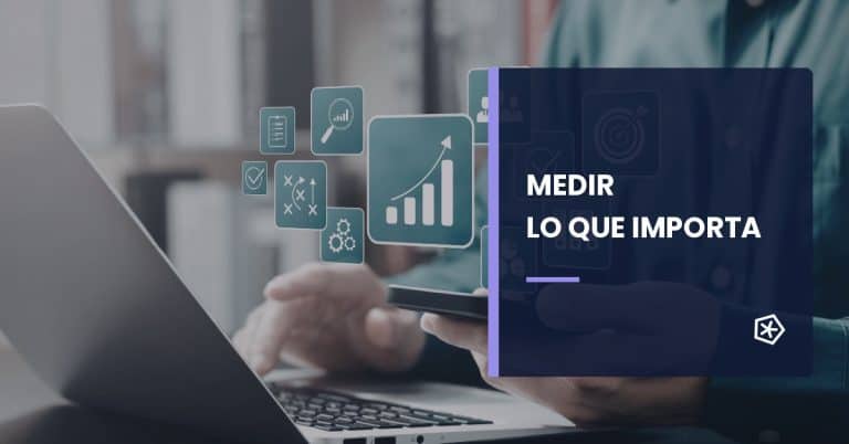 Persona con portátil y móvil junto a gráficos e indicadores, con el texto «Medir lo que importa».