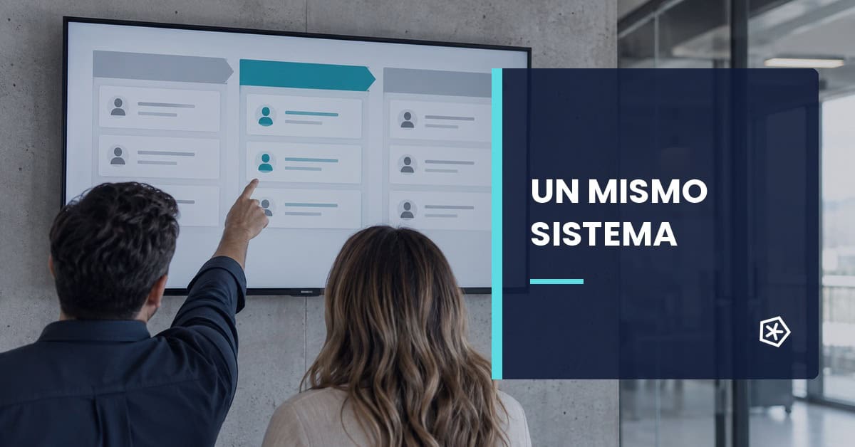 Dos profesionales revisan juntos el proceso comercial en una pantalla de pared