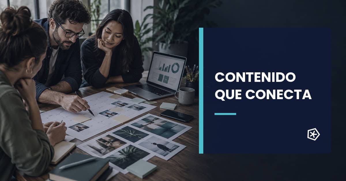 Equipo planificando una estrategia de marketing de contenidos para redes sociales